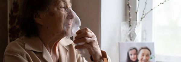 Very old woman and nebulizer. Woman making inhalation — Stock Photo, Image