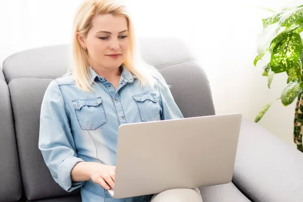 Blogger mulher grava vídeo com lâmpada redonda — Fotografia de Stock