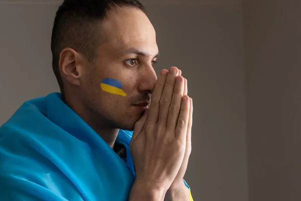 Jovem triste com símbolo da bandeira ucraniana no rosto chorando, pare o conceito de guerra, ore pela Ucrânia — Fotografia de Stock