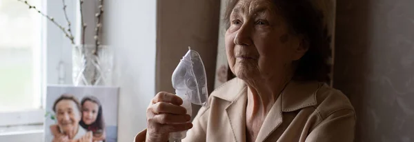 Nahaufnahme Porträt einer älteren Frau mit medizinischer Atemmaske. — Stockfoto