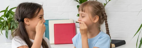 Jolies petites écolières. De jeunes étudiants font ses devoirs. Éducation pour les jeunes enfants. Concept de retour à l'école. — Photo