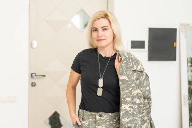 Fotokopi aletiyle gülümseyen askeri kadın