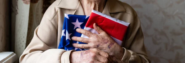 Sénior que se orgulha de ser uma mulher americana, muito velha com bandeira americana. — Fotografia de Stock