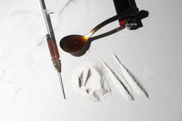 Ναρκωτικά διαφόρων ειδών και ανθρώπινα κρανία στο πάτωμα, Συλλογή διαφόρων σκληρών ναρκωτικών Ηρωίνη — Φωτογραφία Αρχείου
