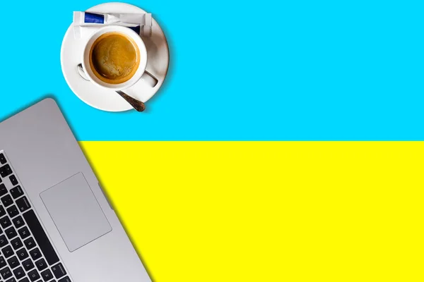 Illustration av en dator som attackeras av hackare it-brott med ukrainska flagga bakgrund — Stockfoto