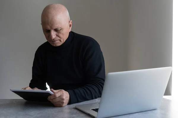 Uomo anziano depresso infelice seduto alla scrivania con computer portatile, dopo aver frustrato sguardo stressato — Foto Stock