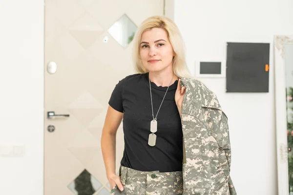 Vojenská žena usmívá s kopírovacím prostorem — Stock fotografie