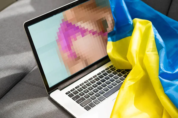 Naga młoda kobieta, ukraińska flaga na ekranie tabletu, zamazana koncepcja. — Zdjęcie stockowe