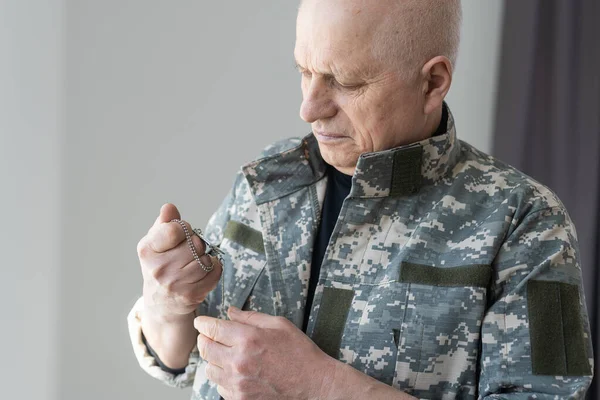 Portrait senior soldier in military uniform — Stock Photo, Image