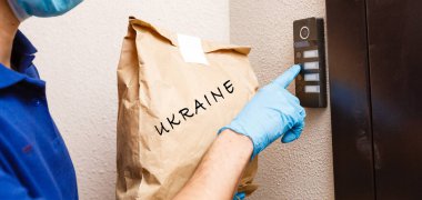 Ukrayna 'da insani yardım. Fakirlere yardım. Emeklilere ve engelli insanlara paketler. Ukrayna ve Rusya arasındaki savaş. İnsani yardım kavramı. Mülteciler için bağış.