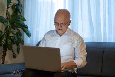 Komuta sizde gözlük ile laptop evde bağlı