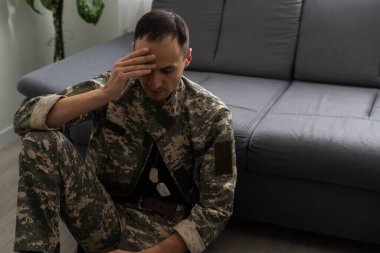 Üzgün asker korkunç savaş hatırlayarak, ptsd acı, psikolojik yardım.