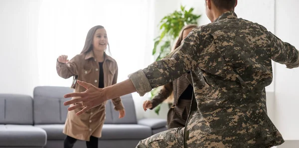 Soldado veterano feliz volta dos militares e se reúne com a família. duas crianças falhou, fundo de casa — Fotografia de Stock