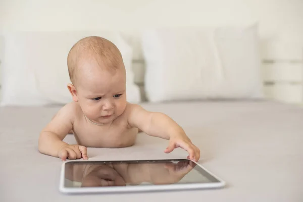 Baby jongen spelen met digitale tablet geïsoleerd op wit — Stockfoto