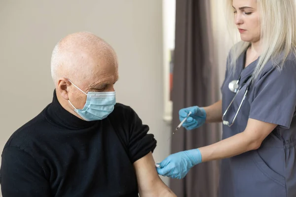 Älterer Mann bekommt Coronavirus-Impfung — Stockfoto