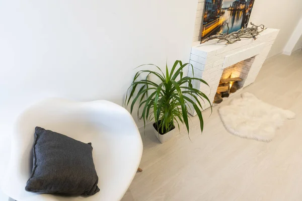 Lareira na parede de tijolo branco na sala de estar vazia brilhante interior da casa. — Fotografia de Stock