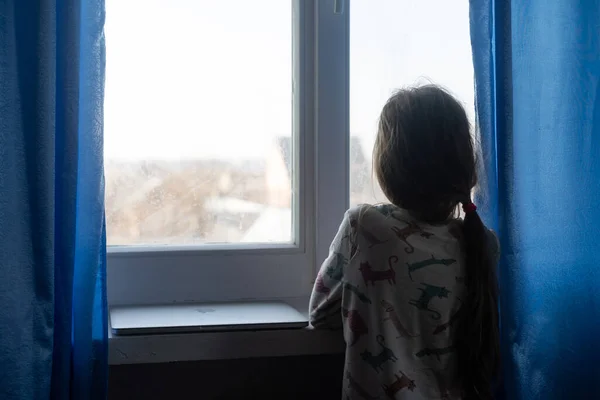 Depresión de niños. Niña infeliz sentada sintiéndose sola cerca de la ventana abrazándose en casa. Copiar espacio. —  Fotos de Stock