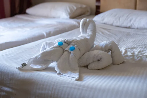 Figura de toallas en la cama. figurilla de toallas en la cama —  Fotos de Stock