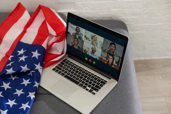 Bandera nacional americana o estadounidense. trabajar desde casa en computadora portátil portátil en webcam videoconferencia llamada en cuarentena. — Foto de Stock