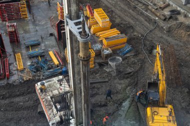 İnşaat alanındaki yeni ev inşaatı devam ediyor