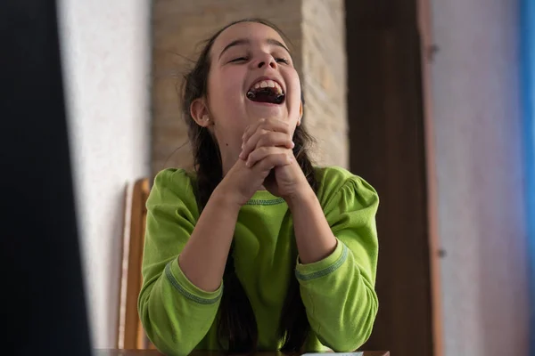 Маленька дівчинка сміється з тарілками в роті . — стокове фото