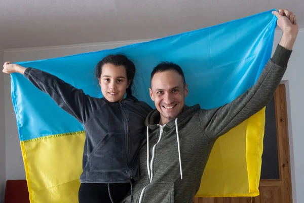 Vater mit Tochter mit ukrainischer Flagge. Frieden und Gebet für die Ukraine — Stockfoto