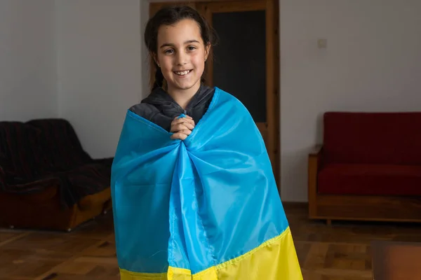 Betet für die Ukraine. Kind mit ukrainischer Flagge. kleines Mädchen mit ukrainischer Flagge — Stockfoto