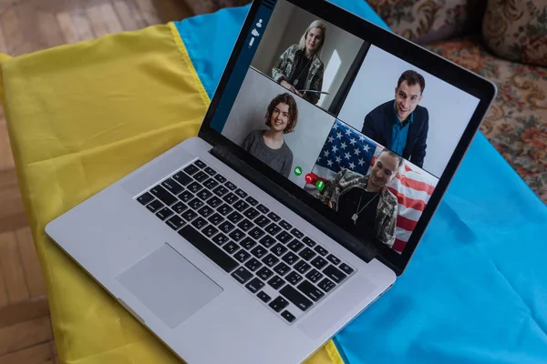 Ordinateur portable avec vidéoconférence près du drapeau de l'ukraine — Photo