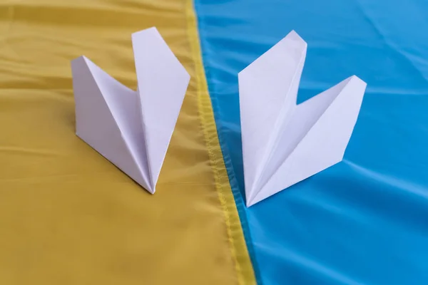 Dwa papierowe samoloty z flagą Ukrainy. Koncepcja sztuki ręcznej — Zdjęcie stockowe
