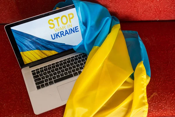 На ноутбуці немає повідомлення про війну. Україна проти Росії, конфлікту, кібератаки, вторгнення, армії. Надія на мир. — стокове фото