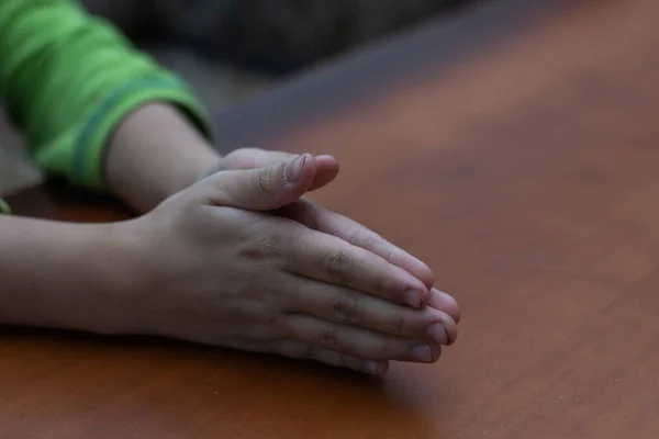 Barnens händer hopvikta i bön — Stockfoto
