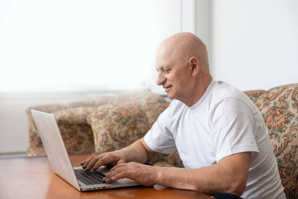 Vecchio nonno gentile che prova a usare solo l'Internet . — Foto Stock
