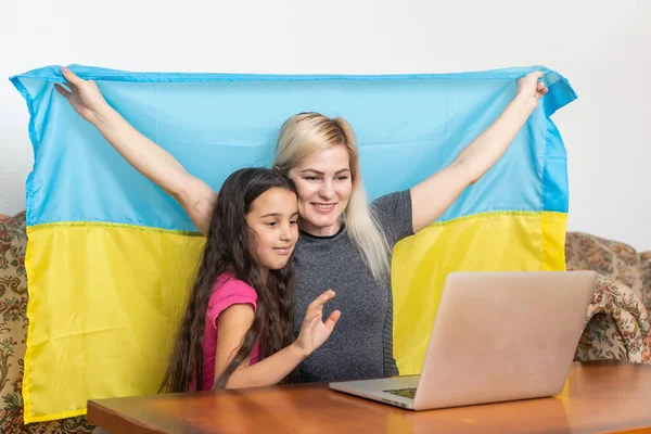 Mutter und Tochter mit Laptop und ukrainischer Fahne — Stockfoto