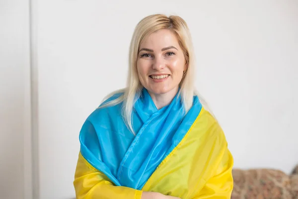 Frau und Fahne der Ukraine. Unterstützung und Solidarität für die Ukraine. — Stockfoto