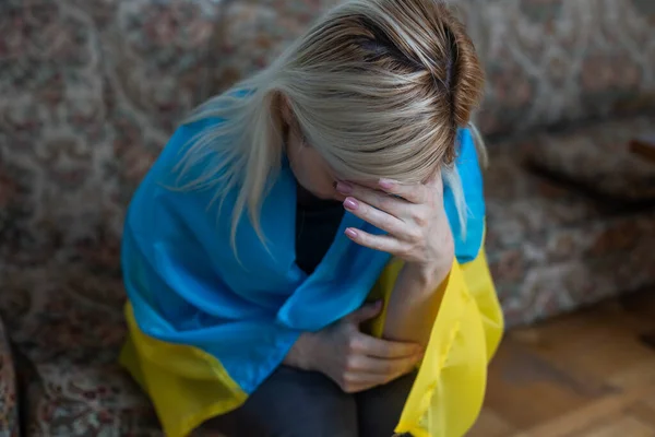 Mulher loira envolto na bandeira da Ucrânia. Apoio ao conceito de Ucrânia — Fotografia de Stock