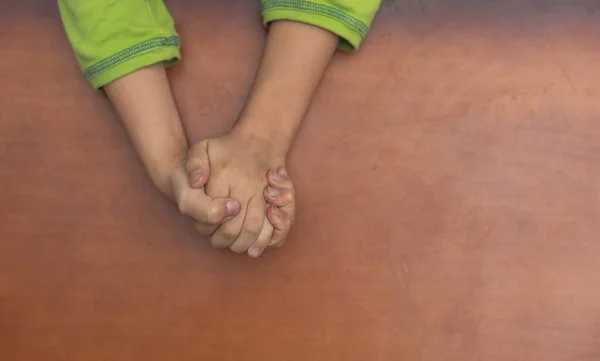 Les mains des enfants se replient dans la prière — Photo