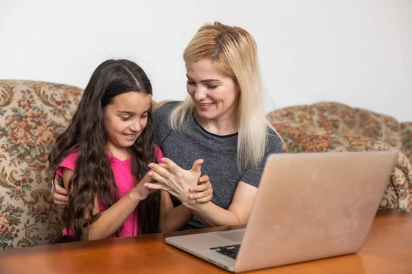 행복 한 가족 엄마와 딸은 노트북 컴퓨터를 이용하여 비디오 오락을 보면서 거실 생활을 집에서 즐기고 있다 — 스톡 사진