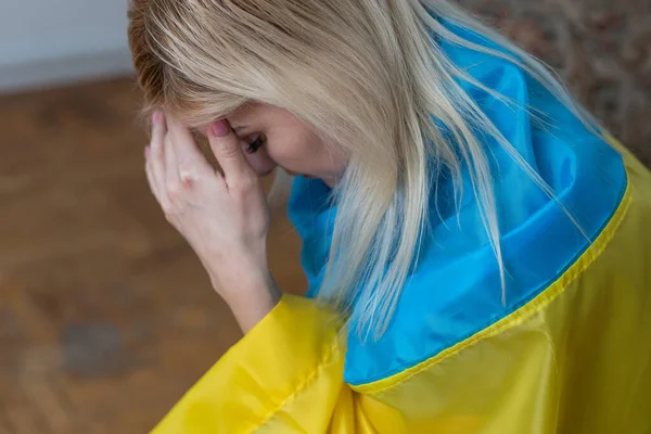 Menina triste com bandeira ucraniana. Ucrânia. Guerra na Ucrânia. Mulher ucraniana. — Fotografia de Stock