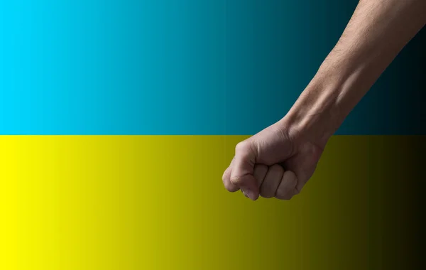 Gráficos de punho humano em fundo bandeira Ucrânia. Conceito de resistência. Parem a guerra entre a Rússia e a Ucrânia. Conceito criativo. Solidariedade com a Ucrânia. Rezai pela Ucrânia. — Fotografia de Stock