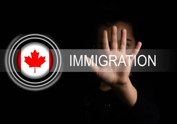 Homme avec drapeau canadien et mot IMMIGRATION. bouton virtuel — Photo