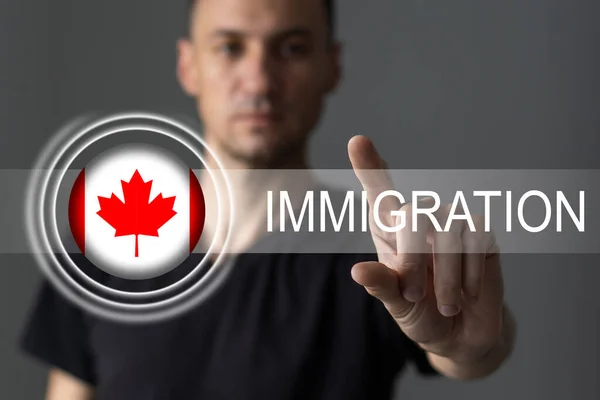 Homme avec drapeau canadien et mot IMMIGRATION. bouton virtuel — Photo