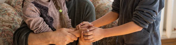 Las manos del anciano y una mano de niño. —  Fotos de Stock