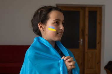 Manzarayı kapat. Yüzünde Ukrayna bayrağı olan küçük bir kızın portresi