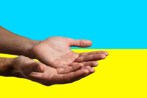 Be för Ukraina. händer be på ukrainska flaggan — Stockfoto
