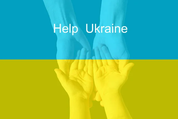 As crianças pequenas mãos mantêm as mãos femininas pintadas em cores amarelas e azuis da bandeira ucraniana. Família unida, paz, cuidado. Apoio ucranianos durante a guerra no território da Ucrânia. — Fotografia de Stock