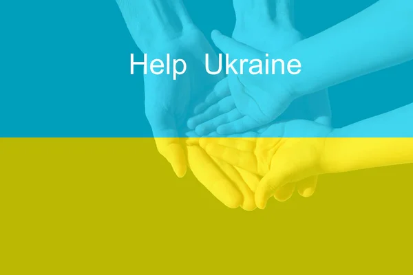 Dzieci małe ręce trzymać żeńskie ręce malowane w żółtych i niebieskich kolorach ukraińskiej flagi. Rodzina razem, pokój, troska. Wsparcie Ukraińców podczas wojny na terytorium Ukrainy. — Zdjęcie stockowe