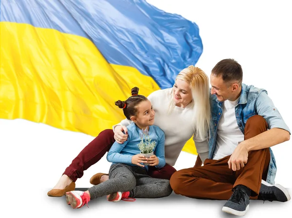 Familie mit der Fahne der Ukraine, gelb und blau der ukrainischen Flagge. Familie, Einheit, Unterstützung,. Die russische Invasion in der Ukraine, ein Hilferuf an die Weltgemeinschaft. — Stockfoto