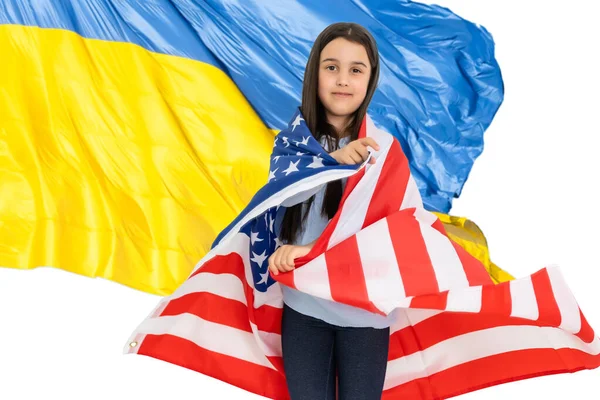 Маленькая девочка с флагом США на фоне украинского флага — стоковое фото