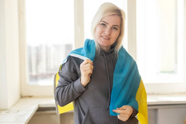 Frau in Ukraine-Fahne gehüllt. — Stockfoto