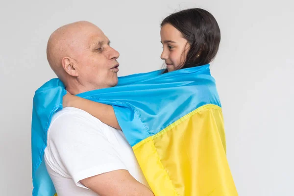 Älterer Mann und Mädchen mit der Fahne der Ukraine — Stockfoto